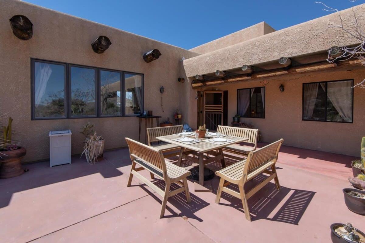 Renovated - 1 With Pool Access Holiday home Joshua Tree